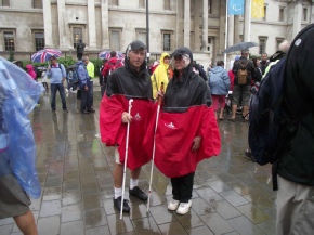 Laurence et Joseph sous la pluie Londonienne