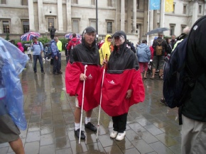 Laurence et Joseph sous la pluie Londonienne