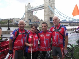 La bande des quatres devat Tower Bridge