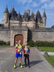 Thierry et Joseph devant le château de Jumilhac